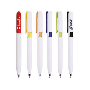 A2329, Bolígrafo plástico de cuerpo blanco con punta cromada y clip de color. Novedoso diseño en el cual al girar el mecanismo retráctil, se muestra un detalle de diseño en el color del clip.